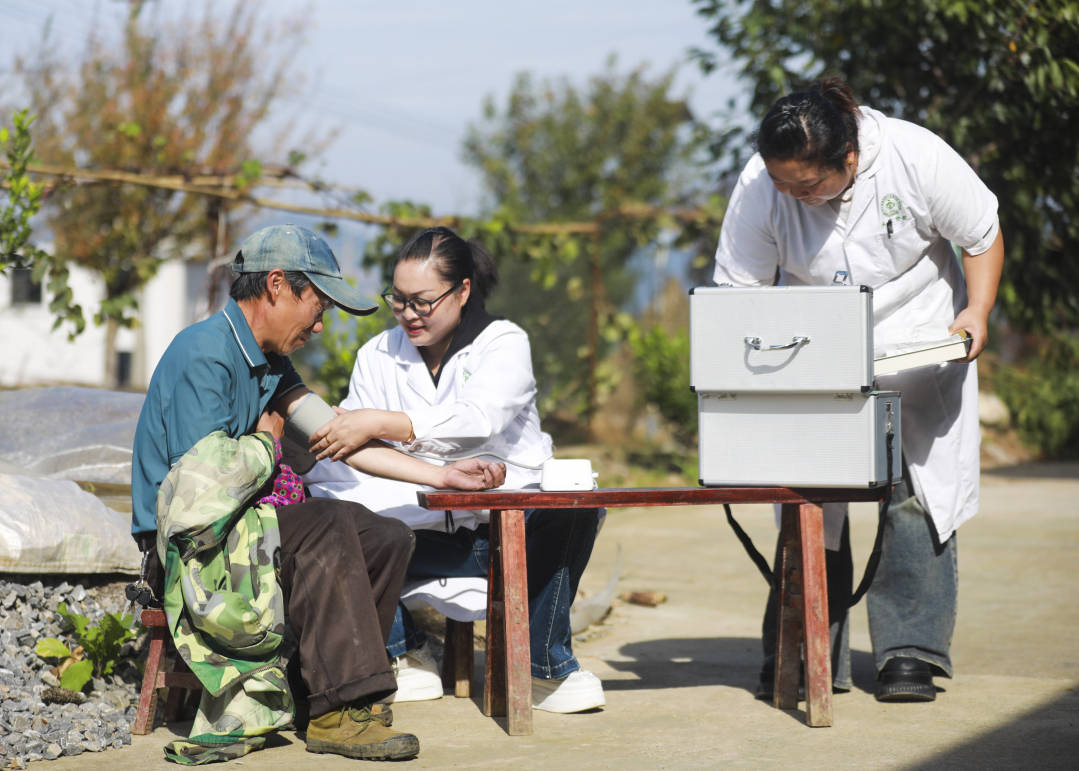 黔西五里鄉(xiāng) “家庭醫(yī)生”送診到家，健康咨詢暖人心